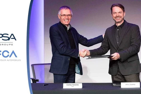 Lãnh đạo FCA và PSA tại lễ ký thỏa thuận sáp nhập