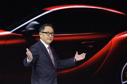 Chủ tịch Toyota, Akio Toyoda, đang phát biểu trước sinh viên Đại học Thanh Hoa, Bắc Kinh, hồi tháng 4. Ảnh: Reuters 