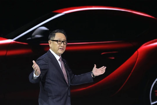 Chủ tịch Toyota, Akio Toyoda, đang phát biểu trước sinh viên Đại học Thanh Hoa, Bắc Kinh, hồi tháng 4. Ảnh: Reuters 