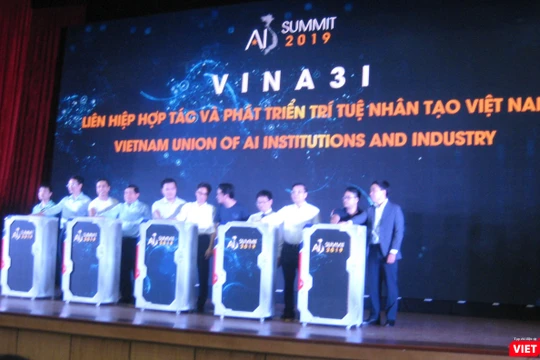 Phó Thủ tướng Vũ Đức Đam cùng các Bộ trưởng Chu Ngọc Anh và Nguyễn Chí Dũng trong phần ra mắt Liên minh các cộng đồng AI ở Việt Nam