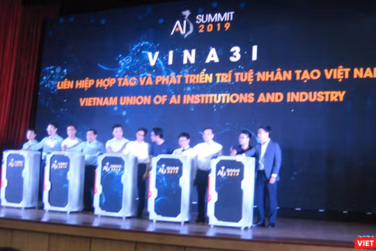 Phó Thủ tướng Vũ Đức Đam cùng các Bộ trưởng Chu Ngọc Anh và Nguyễn Chí Dũng trong phần ra mắt Liên minh các cộng đồng AI ở Việt Nam