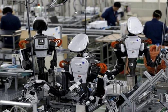 Robot làm việc cùng nhân viên người thật. ẢNH: REUTERS
