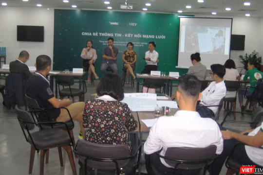 Các diễn giả trong phần giao lưu của hội thảo