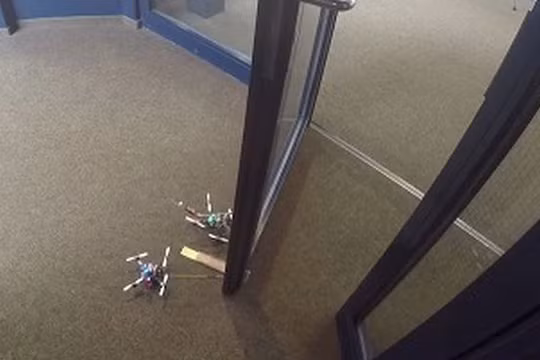 Những chiếc máy bay không người lái bé bằng con ong, nhưng có thể mở được cánh cửa nặng gấp 40 lần khối lượng của nó.