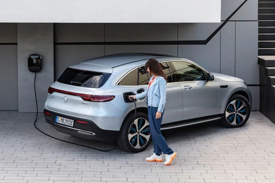 Một mẫu xe của Mercedes đang sạc điện