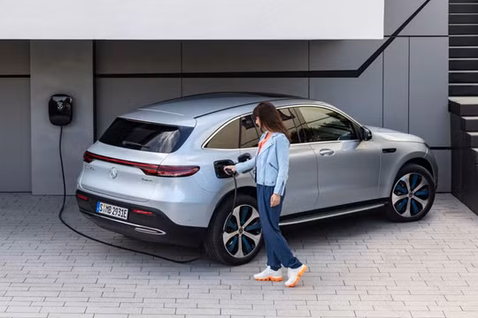 Một mẫu xe của Mercedes đang sạc điện