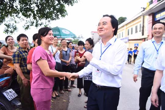 Bộ trưởng Bộ Giáo dục và Đào tạo Phùng Xuân Nhạ tại điểm thi ở Trường THPT Yên Viên