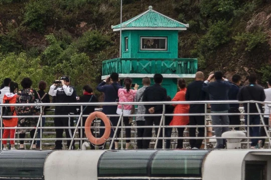 Du khách Trung Quốc trên thuyền tham quan dọc sông Yalu, chia cắt thành phố Đan Đông của Trung Quốc và Sinuiju của Triều Tiên tháng 5/2017. Ảnh: Getty 