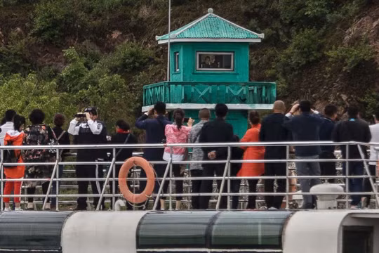 Du khách Trung Quốc trên thuyền tham quan dọc sông Yalu, chia cắt thành phố Đan Đông của Trung Quốc và Sinuiju của Triều Tiên tháng 5/2017. Ảnh: Getty 