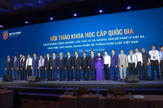 Thủ tướng Nguyễn Xuân Phúc và Phó Chủ tịch Quốc hội Uông Chu Lưu chụp ảnh kỷ niệm với các đại biểu tại hội thảo. Ảnh: báo Pháp luật Việt Nam
