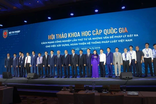 Thủ tướng Nguyễn Xuân Phúc và Phó Chủ tịch Quốc hội Uông Chu Lưu chụp ảnh kỷ niệm với các đại biểu tại hội thảo. Ảnh: báo Pháp luật Việt Nam