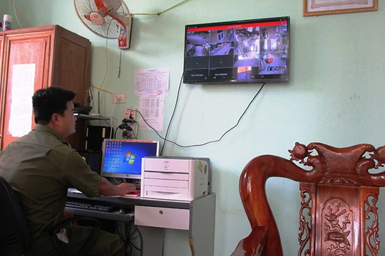 Công an xã Hải Châu theo dõi tình hình an ninh trật tự trên địa bàn toàn xã qua hệ thống camera an ninh (Ảnh: báo Thanh Niên)