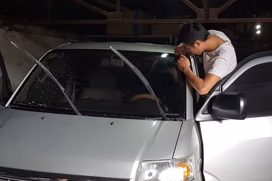 Mùa hè đến khiến các biện pháp chống nóng, trong đó có dán phim cách nhiệt ô tô, nhận được nhiều sự quan tâm. 