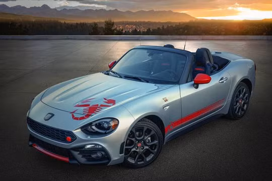 Fiat 124 Spider thế hệ mới ra mắt vào năm 2016, sử dụng hệ thống khung gầm của Mazda MX-5 Miata. 