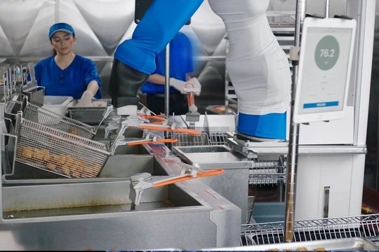 Walmart đang thử nghiệm robot chiên gà và khoai tây. Ảnh: Futurism.