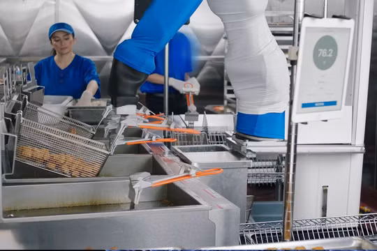 Walmart đang thử nghiệm robot chiên gà và khoai tây. Ảnh: Futurism.