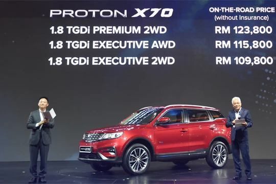 Li Chunrong (bên trái) trong buổi ra mắt mẫu SUV X70 vào tháng 12/2018. Ảnh: Proton