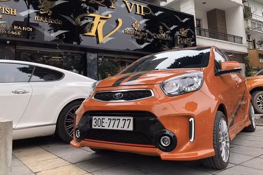 Chiếc xe Kia Morning biển ngũ quý 7 của anh Phạm Tùng sở hữu ngoại thất màu cam rực rỡ. Ảnh: Phạm Tùng. 