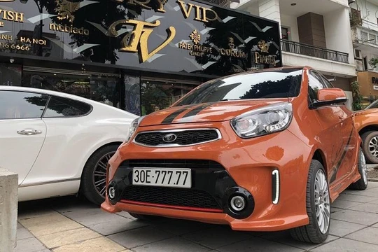 Chiếc xe Kia Morning biển ngũ quý 7 của anh Phạm Tùng sở hữu ngoại thất màu cam rực rỡ. Ảnh: Phạm Tùng. 