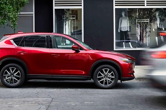 Mẫu xe Mazda trên đường phố