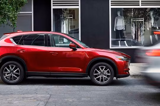 Mẫu xe Mazda trên đường phố