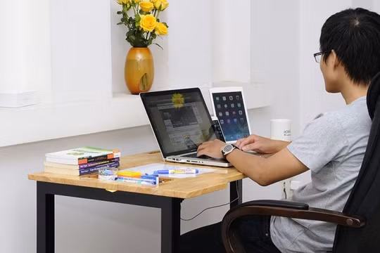 Để công chức nhà nước có thể làm việc từ xa thay vì phải đến cơ quan thì phải có lề thói làm việc của nền hành chính điện tử. (ảnh: báo Lao Động)