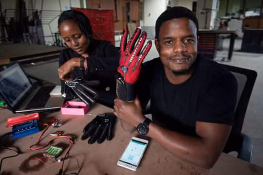 Nhà sáng chế Roy Allela với găng tay thông minh biến ngôn ngữ ký hiệu thành tiếng nói