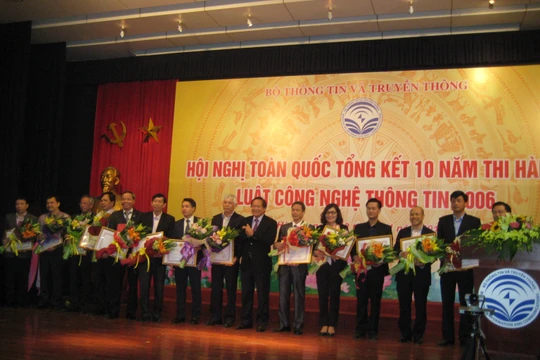 Khen thưởng các tập thể và cá nhân có đóng góp trong việc xây dựng và triển khai Luật CNTT