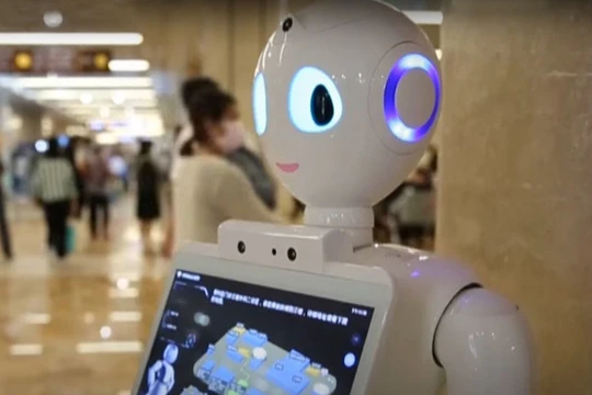 Robot tham gia vào hoạt động khám chữa bệnh ngày càng nhiều - Ảnh: AFP