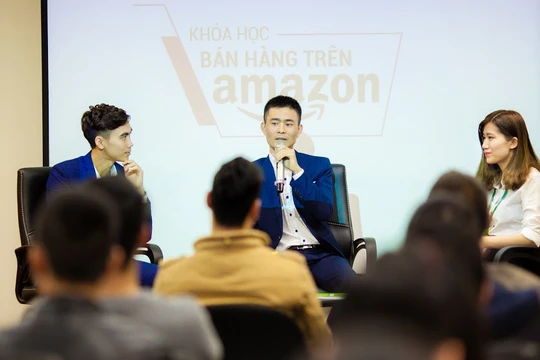 Ông Phạm Khánh (người cầm micro) trong một buổi tập huấn bán hàng qua Amazon cho các doanh nghiệp. Ảnh: Vietmoz