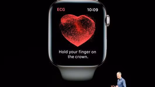 Mẫu Apple Watch Series 4 được chiếu trong ngày ra mắt hồi tháng 9. ẢNH: REUTERS