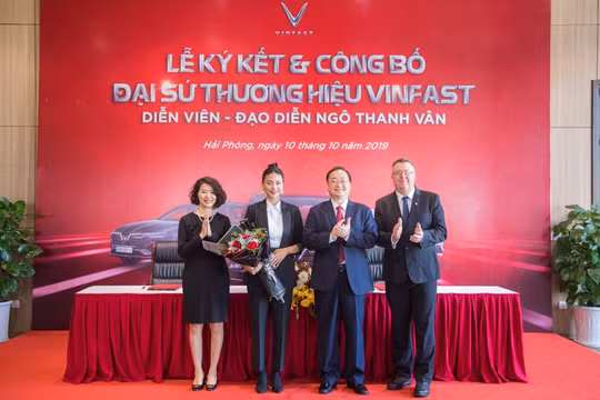 Diễn viên, đạo diễn Ngô Thanh Vân chụp hình cùng ban lãnh đạo VinFast sau lễ ký kết và công bố đại sứ thương hiệu VinFast. 