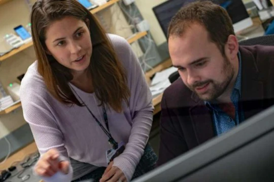 Nhà nghiên cứu Ellen and Ryan McGinnis, đại diện nhóm nghiên cứu của Đại học Vermont đã phát triển thành công cảm biến đeo tay để sàng lọc triệu chứng lo âu, trầm cảm ở trẻ nhỏ.