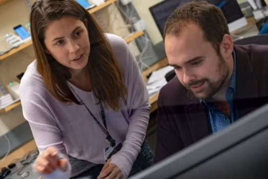 Nhà nghiên cứu Ellen and Ryan McGinnis, đại diện nhóm nghiên cứu của Đại học Vermont đã phát triển thành công cảm biến đeo tay để sàng lọc triệu chứng lo âu, trầm cảm ở trẻ nhỏ.