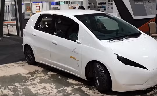 Mẫu xe điện myKar gây ấn tượng bởi xe có thể chạy bằng dầu ăn đã qua sử dụng. Nguồn: Technave.