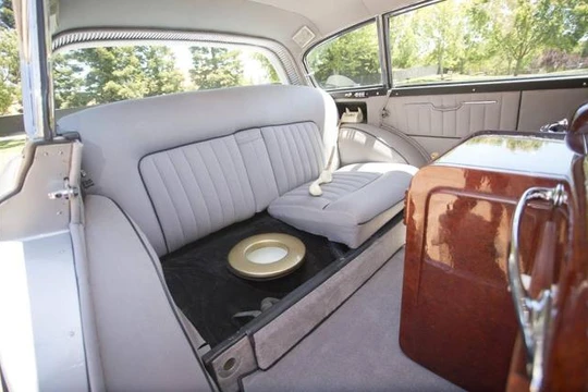 Cận cảnh "nhà vệ sinh" trên xe. 