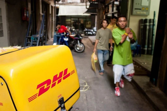 Xe giao hàng của DHL trên đường phố Bangkok (Thailand). Ảnh: Thierry Tronnel/Corbis/ Getty Images 