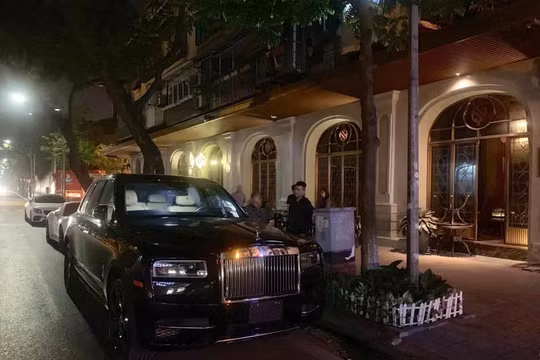 Rolls-Royce Cullinan thứ 3 lăn bánh ở Hà Nội. 