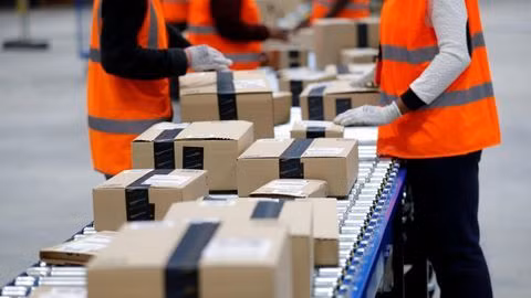 Ảnh: Nhân công làm việc tại kho hàng Amazon