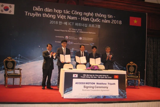 Bộ trưởng You Young Min và Thứ trưởng Nguyễn Minh Hồng chứng kiến sự ký kết hợp tác của Access Montion (Hàn Quốc) với 2 đối tác Việt Nam là Mobifone và Tripath