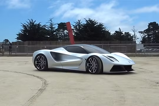 Lotus Evija đang được Supercar Blondie lái thử. 