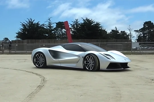 Lotus Evija đang được Supercar Blondie lái thử. 