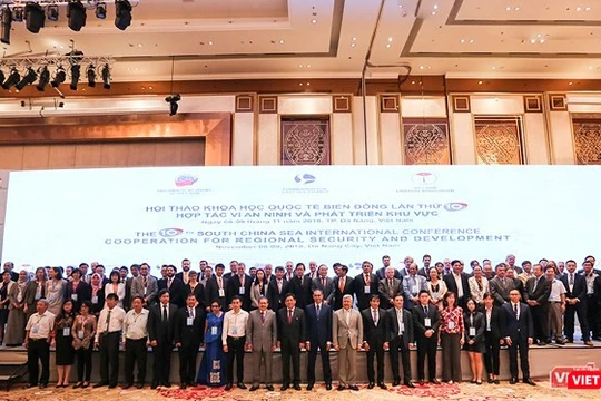 Trên phông chính của Hội thảo Quốc tế về Biển Đông vừa diễn ra tại Đà Nẵng lại ghi là South China Sea