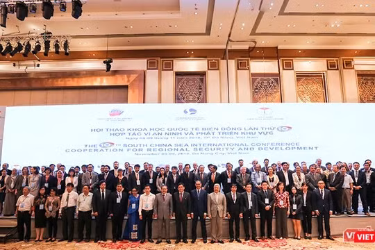 Trên phông chính của Hội thảo Quốc tế về Biển Đông vừa diễn ra tại Đà Nẵng lại ghi là South China Sea