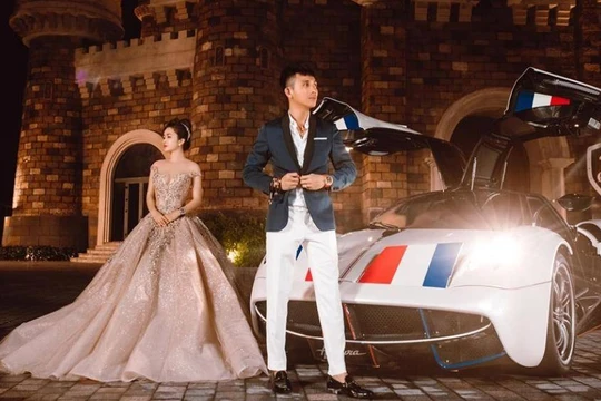 Minh Nhựa và vợ đứng trước chiếc Pagani Huayra