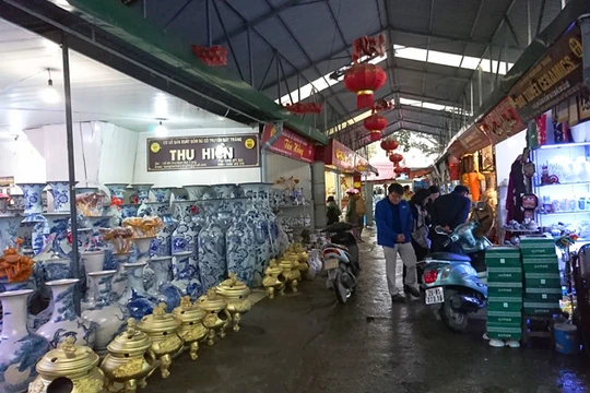 Làng gốm Bát Tràng vắng khách nhưng vẫn bán được hàng qua mạng. Ảnh: Kinh tế & Đô thị