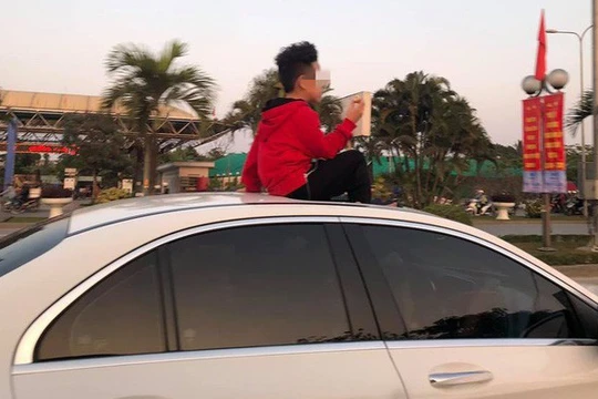 Em bé ngồi trên cửa sổ trời ô tô khiến nhiều người thảng thốt. (Ảnh: Thế giới trẻ) 