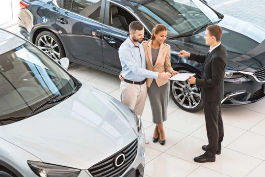 Khách hàng ký hợp đồng mua ôtô mới tại một đại lý ở Mỹ. Ảnh: Motor1