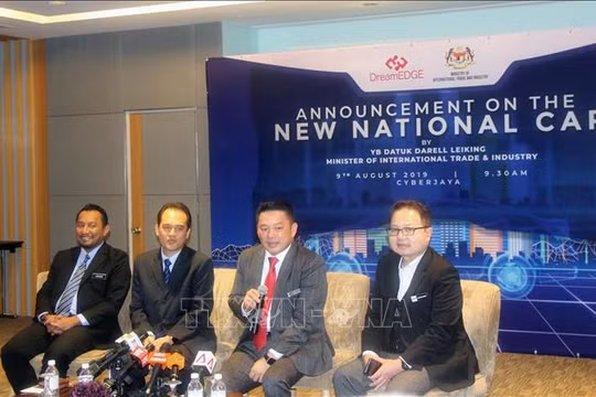 Bộ trưởng Thương mại quốc tế và Công nghiệp Malaysia Darell Leiking (thứ hai, từ phải sang) công bố dự án thứ ba về phát triển xe hơi quốc gia của Malaysia. 