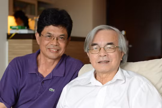 GS TS Phan Đình Diệu (bên phải) và TS Giang Công Thế - chuyên viên Ngân hàng Thế giới tại Việt Nam. (Ảnh do TS Giang Công Thế cung cấp)